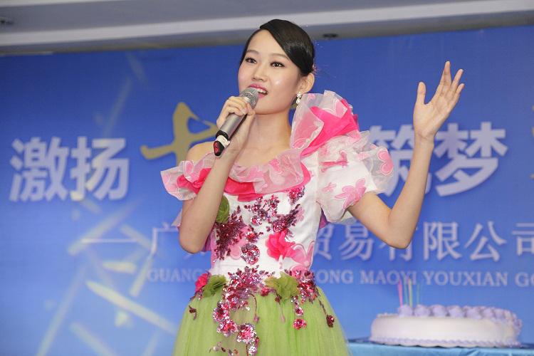 慶生儀式，女歌手領(lǐng)唱明天會(huì)更好